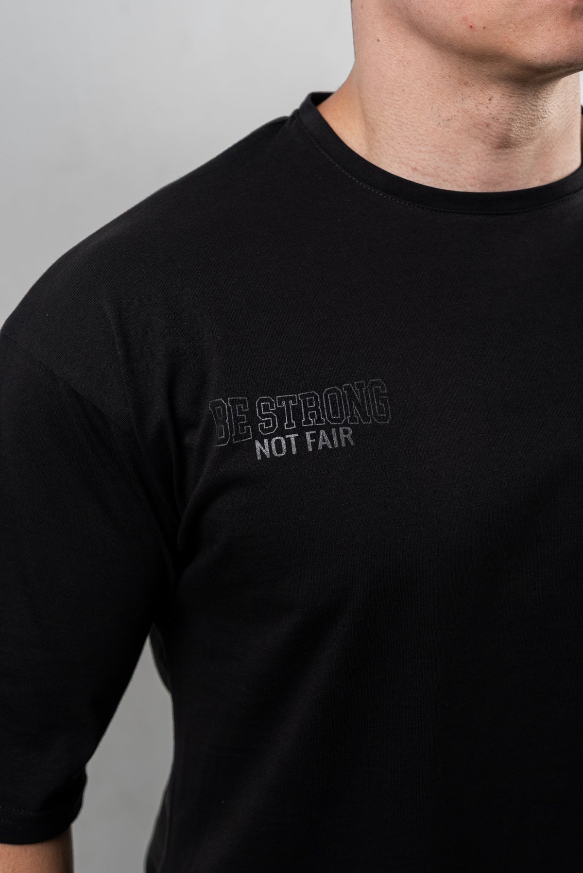 CAMISETA OVERSIZE LEGACY ESSENTIALS - NEGRO