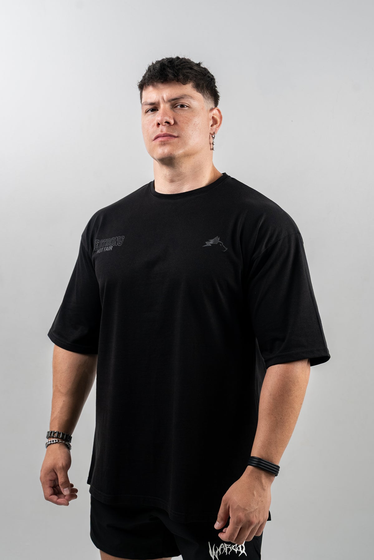 CAMISETA OVERSIZE LEGACY ESSENTIALS  - NEGRO