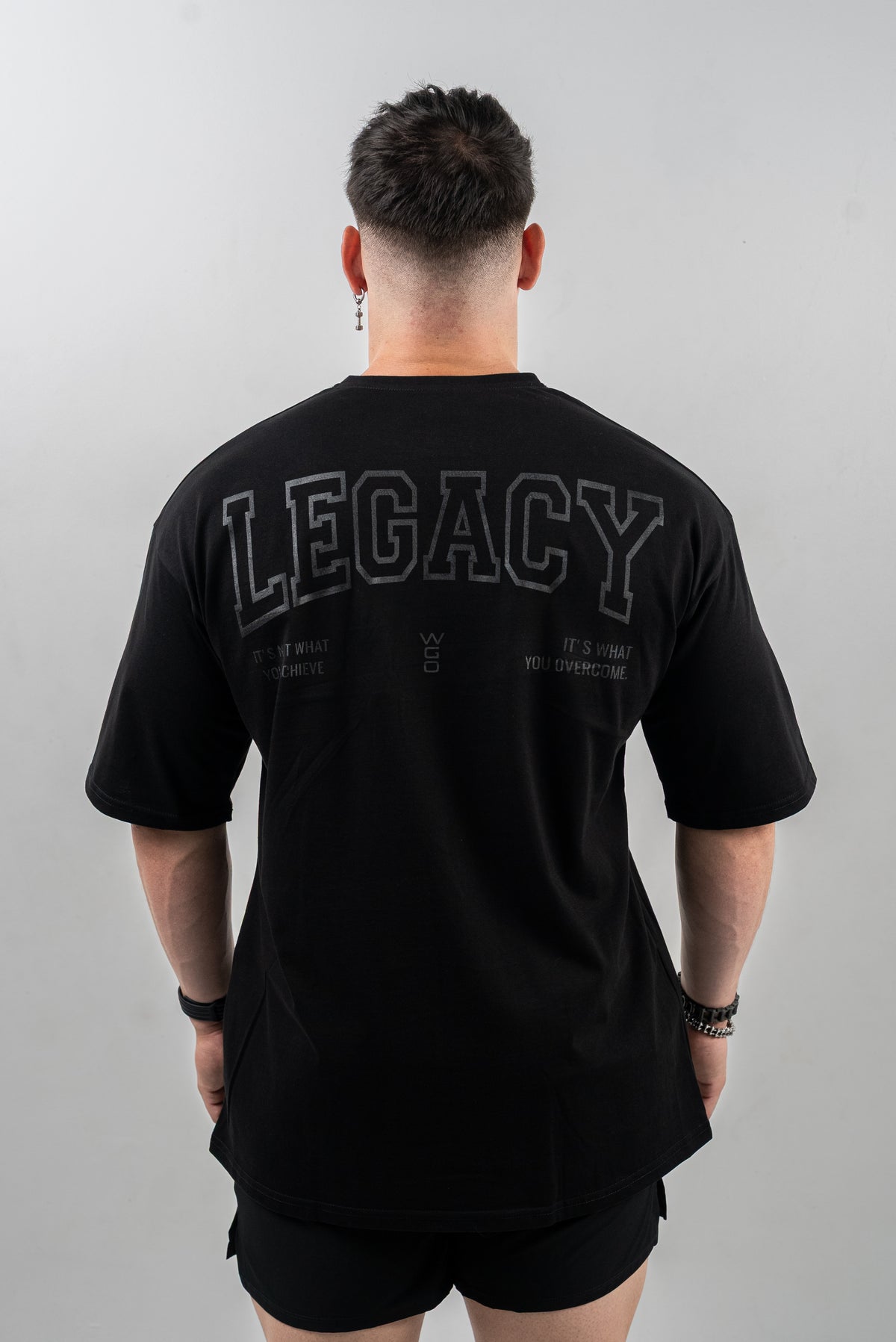 CAMISETA OVERSIZE LEGACY ESSENTIALS  - NEGRO