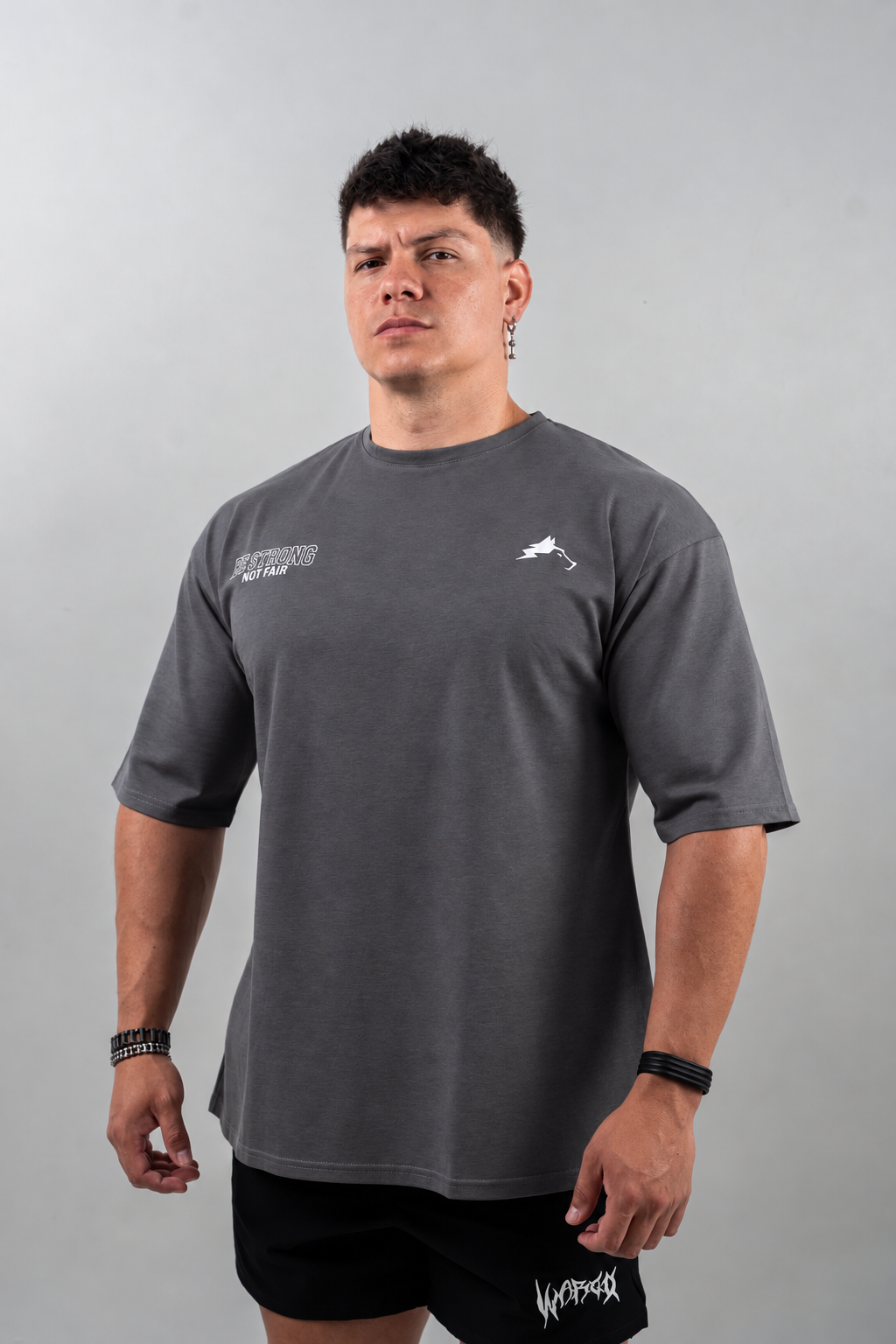 CAMISETA OVERSIZE LEGACY ESSENTIALS - GRIS
