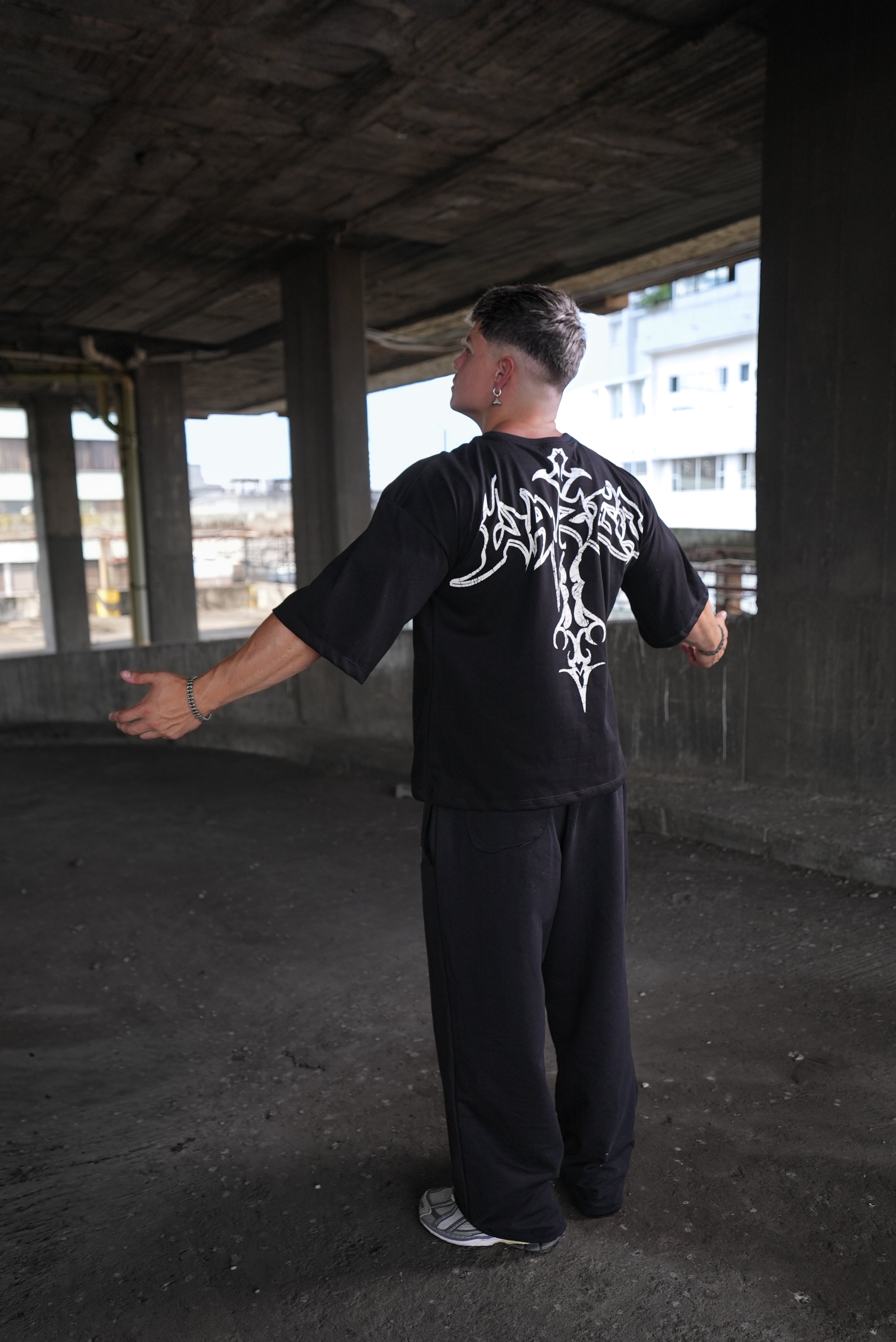 CAMISETA OVERSIZE SAINT CROSS - NEGRO