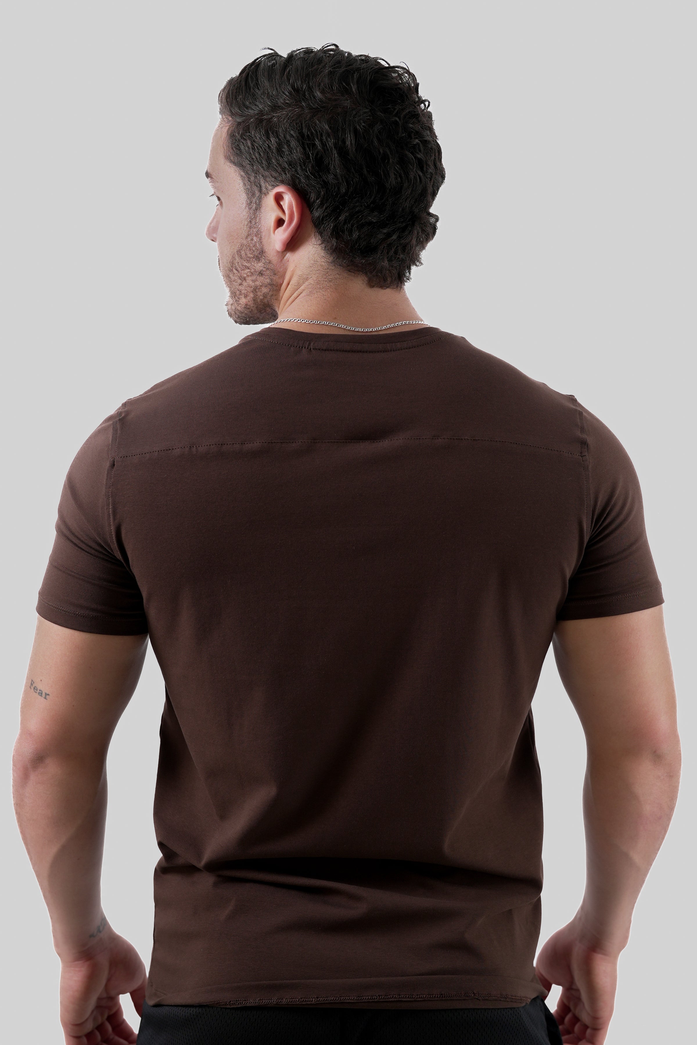 CAMISETA SLIM TEE 12/25 - CAFÉ